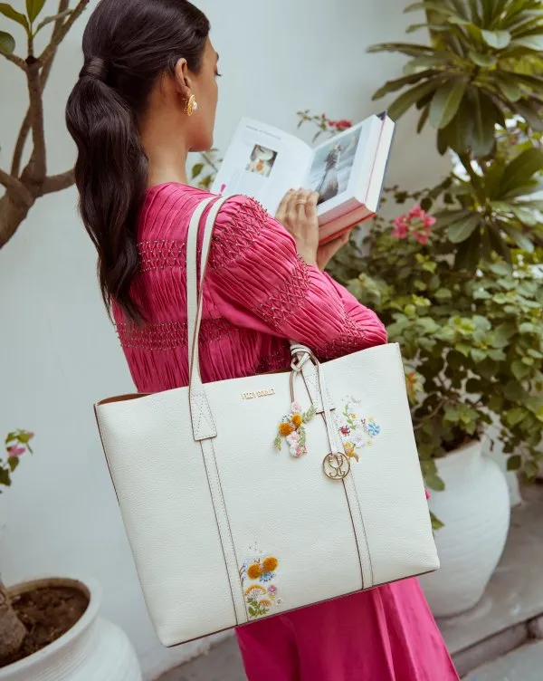 Fizzy Tote Leather : Cream (With honeybee and floral embroidery)